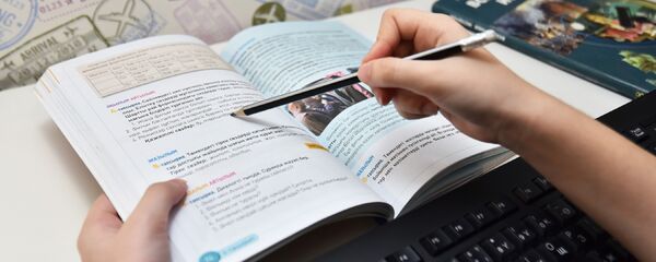 Учебник и клавиатура компьютера, дистанционное обучение - Sputnik Казахстан