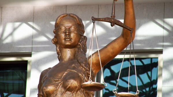 Архивное фото статуи богини правосудия Фемиды у здания Верховного суда Казахстана в Нур-Султане - Sputnik Казахстан