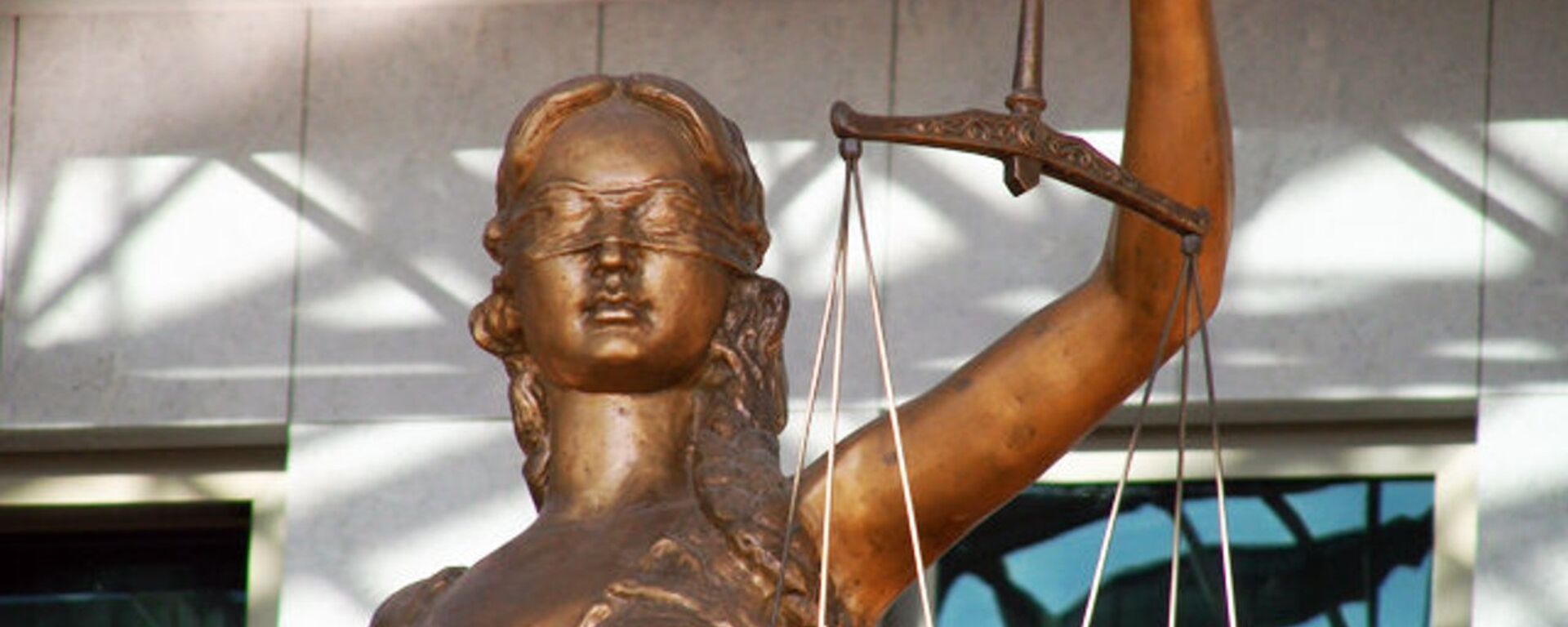 Архивное фото статуи богини правосудия Фемиды у здания Верховного суда Казахстана в Нур-Султане - Sputnik Қазақстан, 1920, 04.01.2025