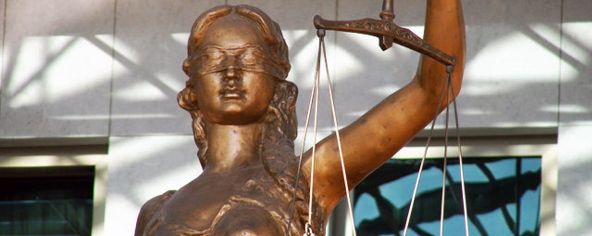 Статуя богини правосудия Фемиды у здания Верховного суда Казахстана - Sputnik Казахстан, 1920, 23.10.2024
