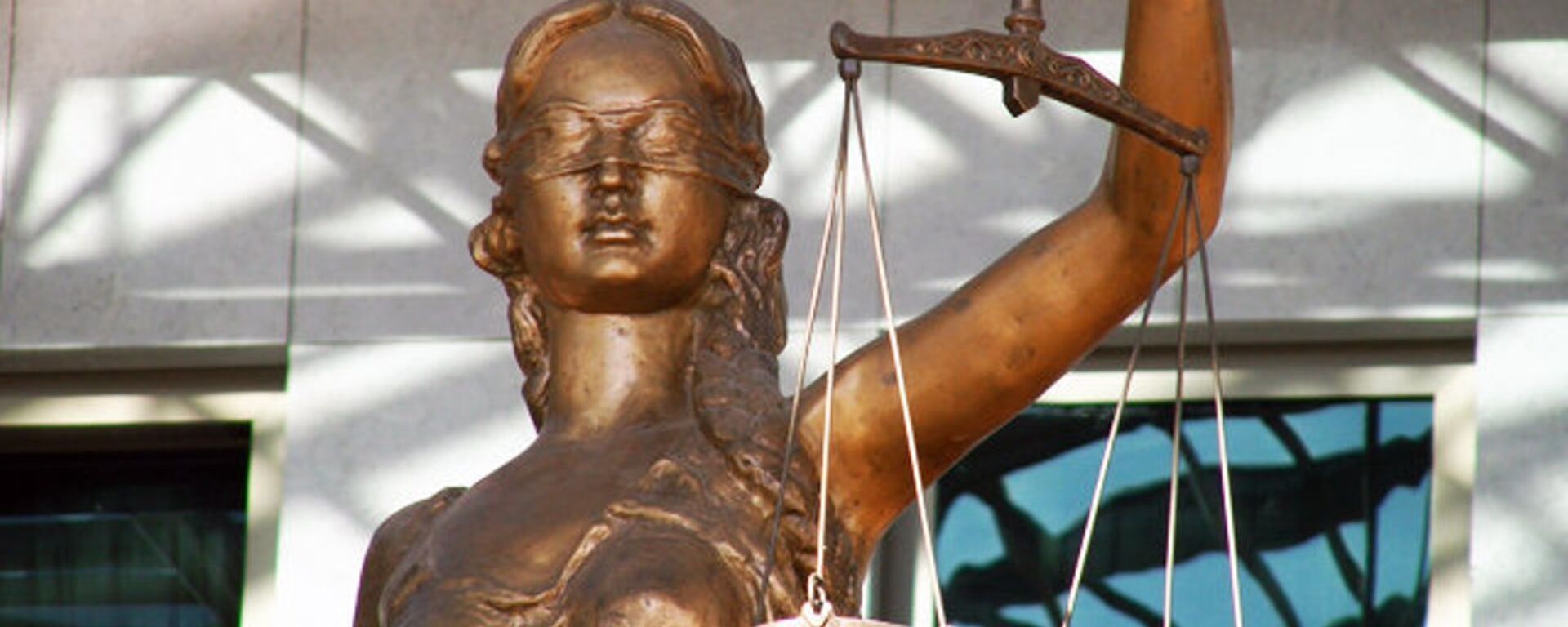 Архивное фото статуи богини правосудия Фемиды у здания Верховного суда Казахстана в Нур-Султане - Sputnik Казахстан, 1920, 11.11.2023