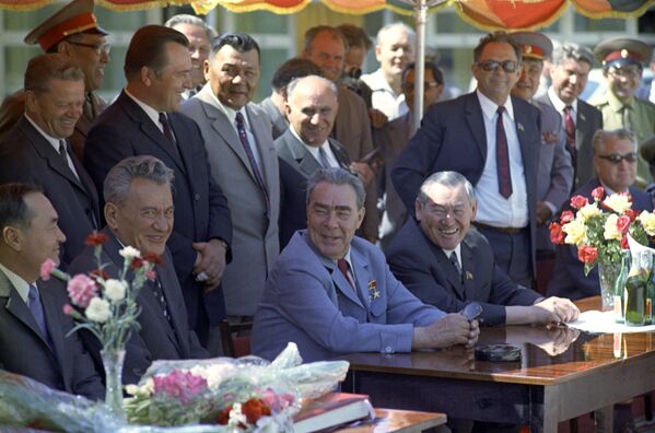 Л. И. Брежнев и сопровождающие лица на Ледовом стадионе в Медео - Sputnik Казахстан