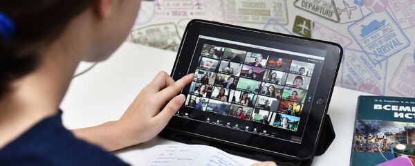 Планшет с видеоконференцией, дистанционное обучение - Sputnik Казахстан