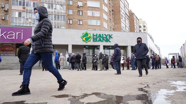 Люди в карантинном Нур-Султане выстраиваются в очереди перед отделениями банков - Sputnik Қазақстан