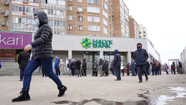 Люди в карантинном Нур-Султане выстраиваются в очереди перед отделениями банков - Sputnik Қазақстан