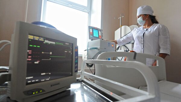 Подготовка оборудования для искусственной вентиляции легких в больничной палате - Sputnik Казахстан