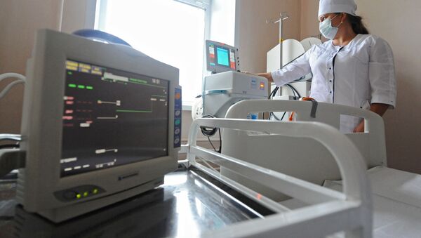 Подготовка оборудования для искусственной вентиляции легких в больничной палате - Sputnik Казахстан