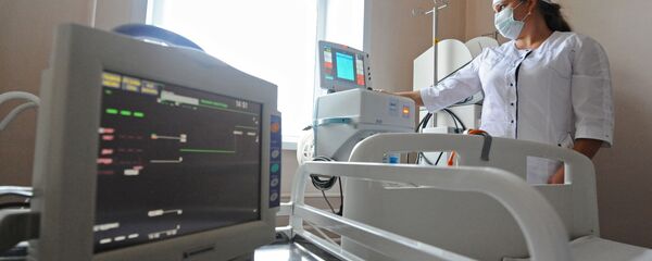 Подготовка оборудования для искусственной вентиляции легких в больничной палате - Sputnik Казахстан
