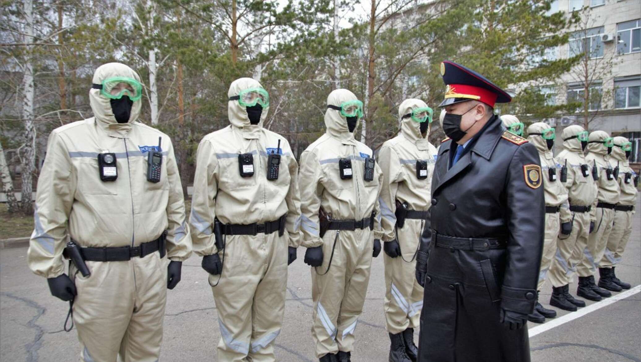 Ковид костюм. Полиция в химзащите. Костюм радиационной защиты. Защитная униформа полиции. Защитный костюм полиции.