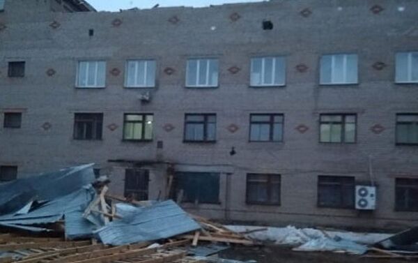 В Петропавловске ветром снесло крыши с 24 зданий - Sputnik Казахстан