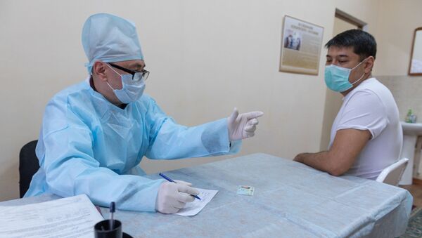 Врач беседует с призывником Врач беседует с призывником - Sputnik Казахстан