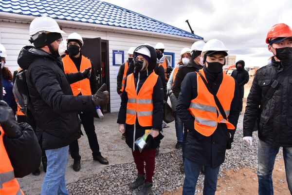 Журналисты на строительстве госпиталя для зараженных коронавирусом близ Нур-Султана - Sputnik Казахстан