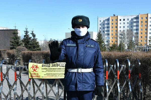 Служащие Национальной гвардии обеспечивают порядок в карантинном Нур-Султане - Sputnik Казахстан