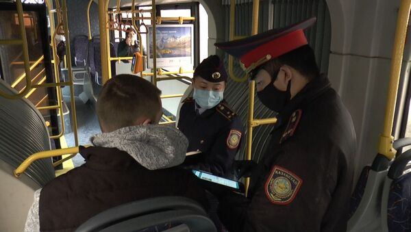 Полицейские в общественном транспорте - Sputnik Казахстан