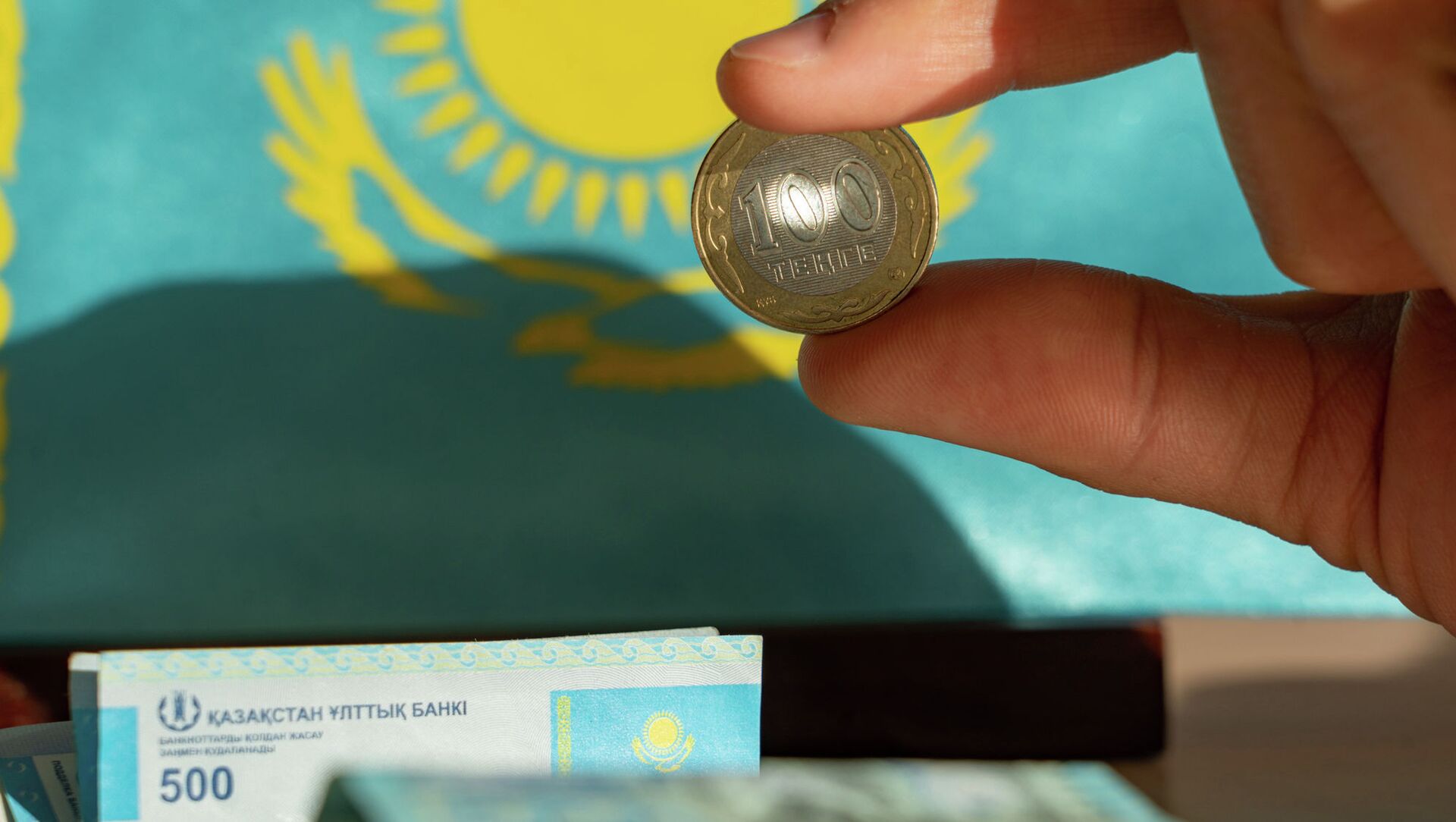 Деньги, тенге, монеты в руках - Sputnik Казахстан, 1920, 21.01.2022
