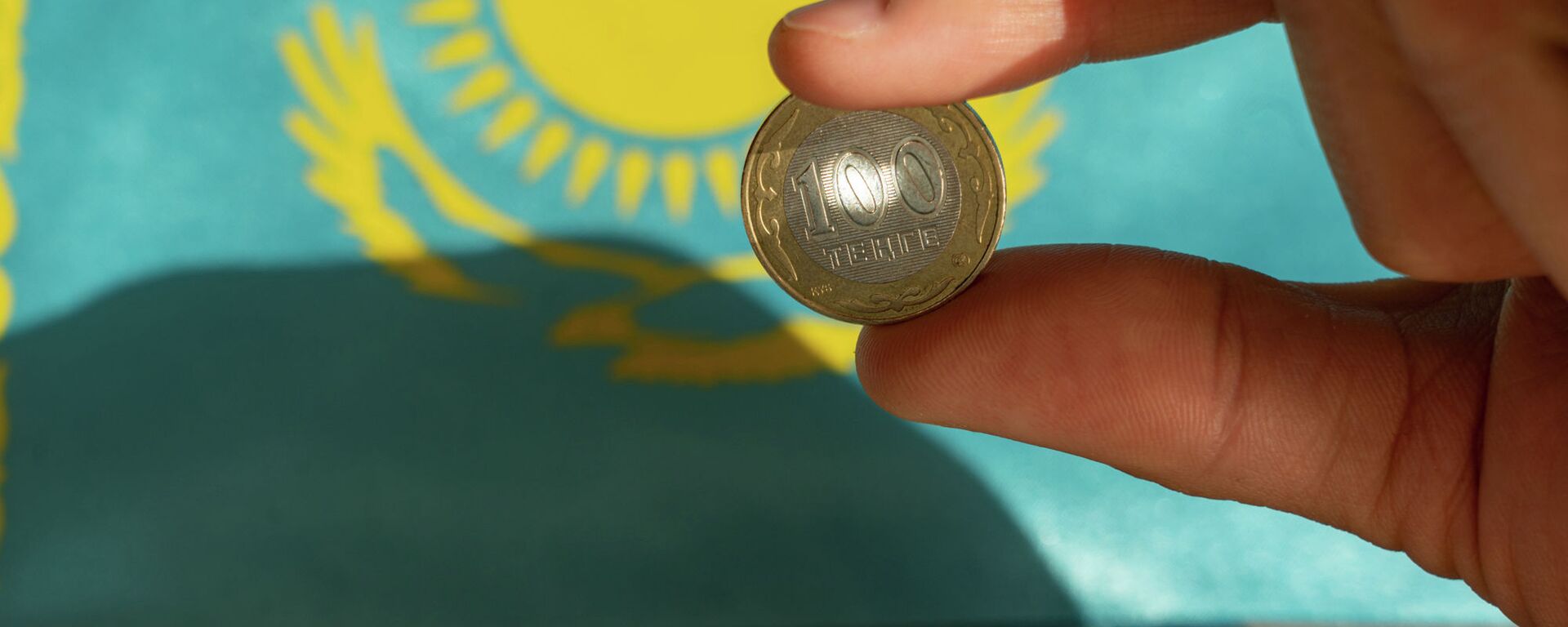 Деньги, тенге, монеты в руках - Sputnik Казахстан, 1920, 21.01.2022