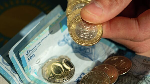 Деньги, тенге монеты в руках - Sputnik Казахстан