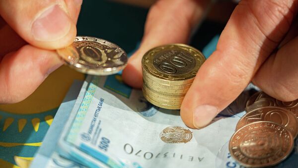 Деньги в руках монеты банкноты тенге - Sputnik Казахстан