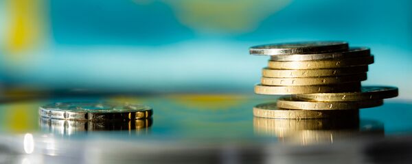 Деньги, тенге монеты стопка  - Sputnik Казахстан