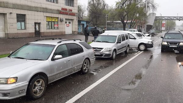 Шесть машин столкнулись на пр. Раимбека - Sputnik Казахстан