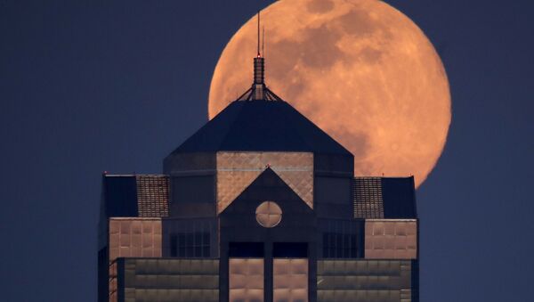 Луна за зданием в центре города Канзас-Сити, Миссури - Sputnik Казахстан