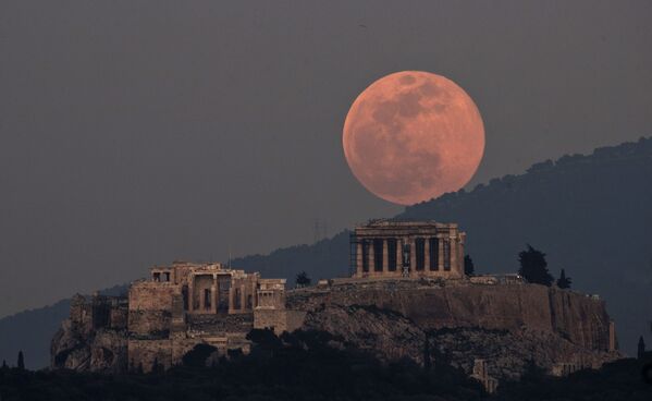 Луна над Парфеноном на древнем холме Акрополя в Афинах, Греция - Sputnik Казахстан
