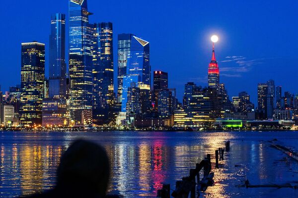 Луна над Эмпайр Стейт Билдинг в Нью-Йорке, США - Sputnik Казахстан