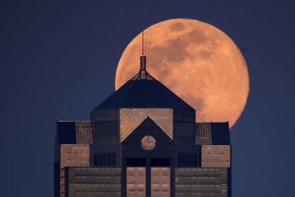 Луна за зданием в центре города Канзас-Сити, Миссури - Sputnik Казахстан