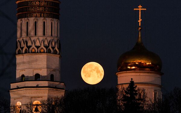 Суперлуние, наблюдаемое в Москве - Sputnik Казахстан