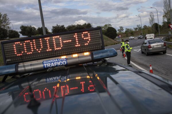 Офицеры испанской полиции на контрольно-пропускном пункте в Мадриде - Sputnik Казахстан