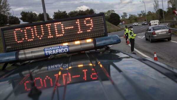 Офицеры испанской полиции на контрольно-пропускном пункте в Мадриде - Sputnik Казахстан