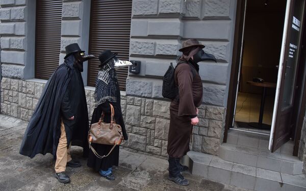 Люди в костюмах чумных докторов на улице Львова, Украина - Sputnik Казахстан
