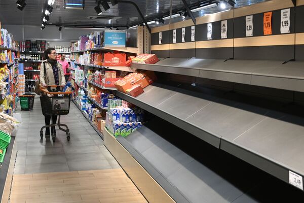 Пустые полки в супермаркете в Мадриде - Sputnik Казахстан