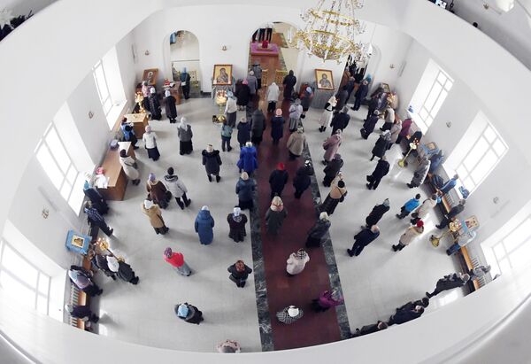 Прихожане во время православной службы в Благовещенском соборе в Тюмени - Sputnik Казахстан