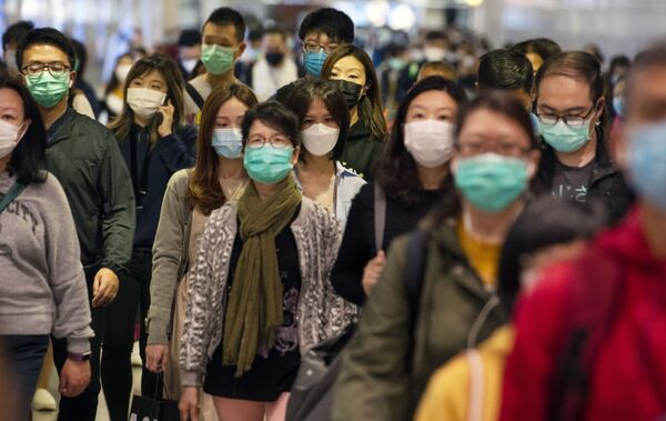 Пассажиры в медицинских масках в переходе метро Гонконга - Sputnik Казахстан