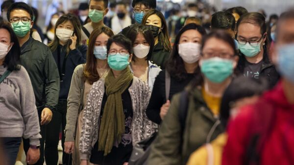 Пассажиры в медицинских масках в переходе метро Гонконга - Sputnik Казахстан