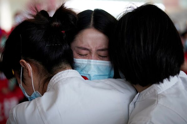  Медицинские работники в международном аэропорту Ухань-Тяньхэ, Китай  - Sputnik Казахстан