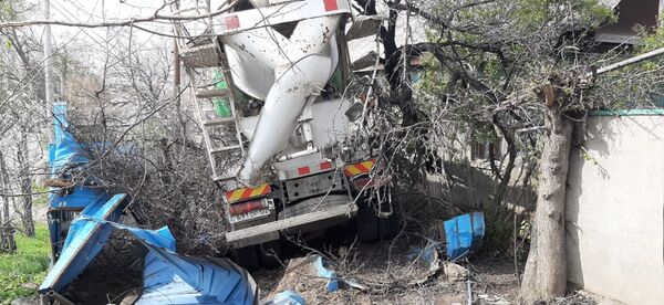 Бетономешалка протаранила частный дом в Алматы Бетономешалка протаранила частный дом в Алматы - Sputnik Казахстан