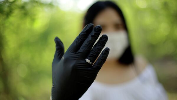 Невеста в защитной маске и перчатках демонстрирует кольцо - Sputnik Казахстан