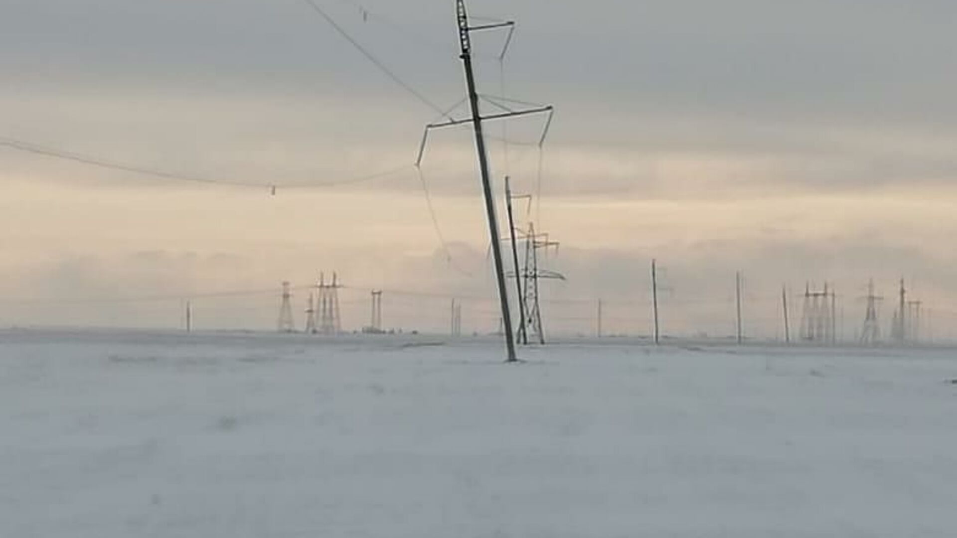 Энергетики устраняют последствия сильной метели в Костанайской области   - Sputnik Казахстан, 1920, 01.04.2022