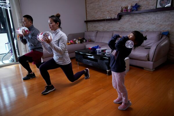Дино Лин, Стелла Чжан и Вово Лин во время онлайн-тренировки у себя дома в Шанхае, Китай - Sputnik Казахстан