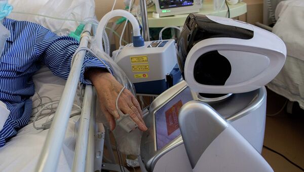 Больной коронавирусом в больнице общается с медицинским роботом - Sputnik Қазақстан