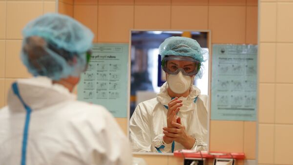 Врач моет руки в больнице с коронавирусом - Sputnik Казахстан