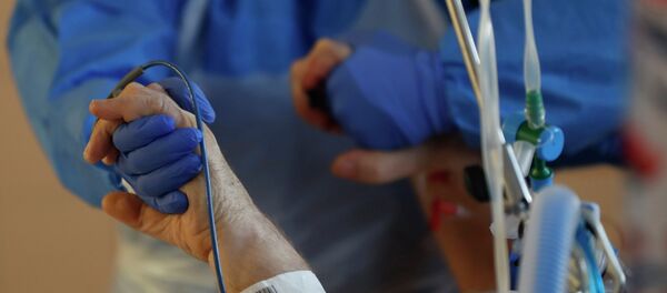 Врач держит руки пациента в больнице с коронавирусом Врач держит руки пациента в больнице с коронавирусом - Sputnik Казахстан