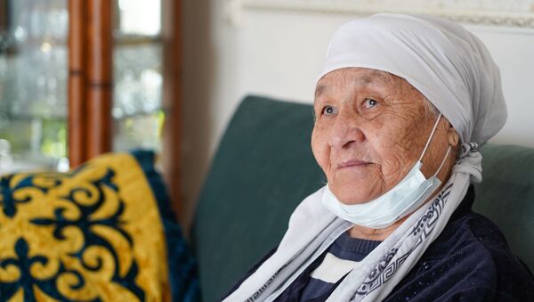 Нурбаги Капасова, 82-летняя жительница Алматы, вылечилась от коронавируса  - Sputnik Казахстан