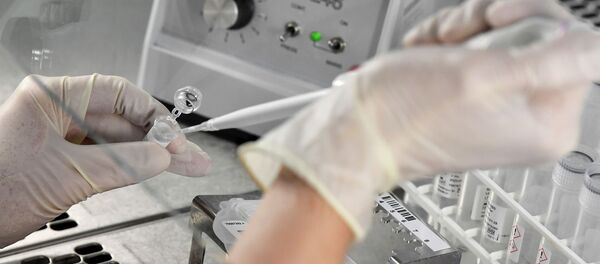 Сотрудник лаборатории проводит исследование пробы на коронавирус Сотрудник лаборатории проводит исследование пробы на коронавирус - Sputnik Казахстан