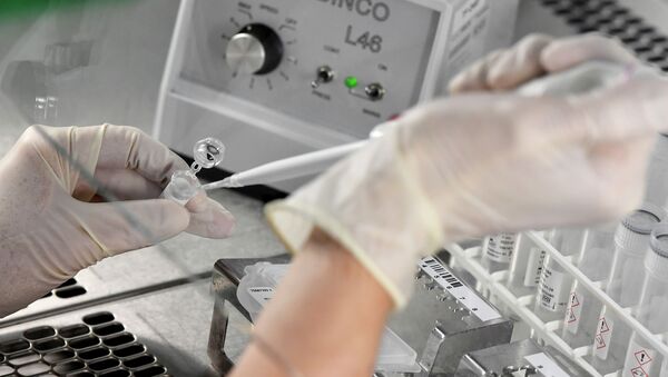 Сотрудник лаборатории проводит исследование пробы на коронавирус - Sputnik Қазақстан