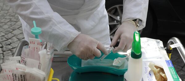 Сотрудник лаборатории отбирает анализы на коронавирус Сотрудник лаборатории отбирает анализы на коронавирус - Sputnik Казахстан