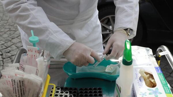 Сотрудник лаборатории отбирает анализы на коронавирус - Sputnik Казахстан