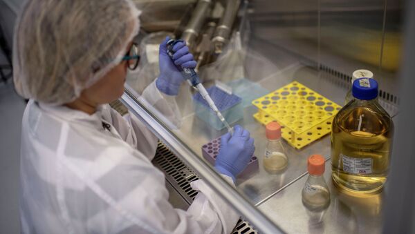 Сотрудник лаборатории проводит исследование проб на коронавирус - Sputnik Қазақстан